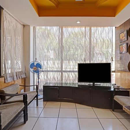 Oyo Flagship 80463 Hotel Mini Palace Вадодара Экстерьер фото