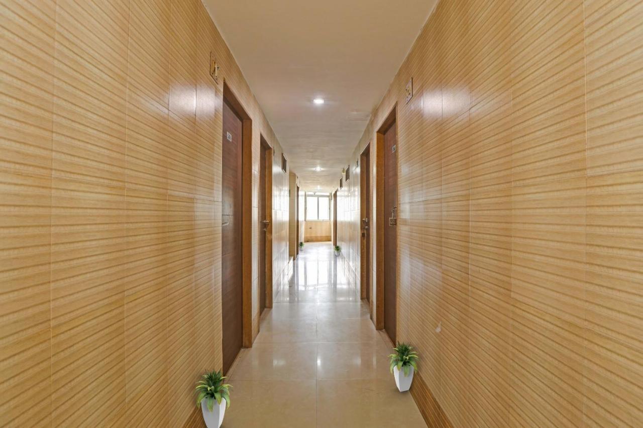 Oyo Flagship 80463 Hotel Mini Palace Вадодара Экстерьер фото