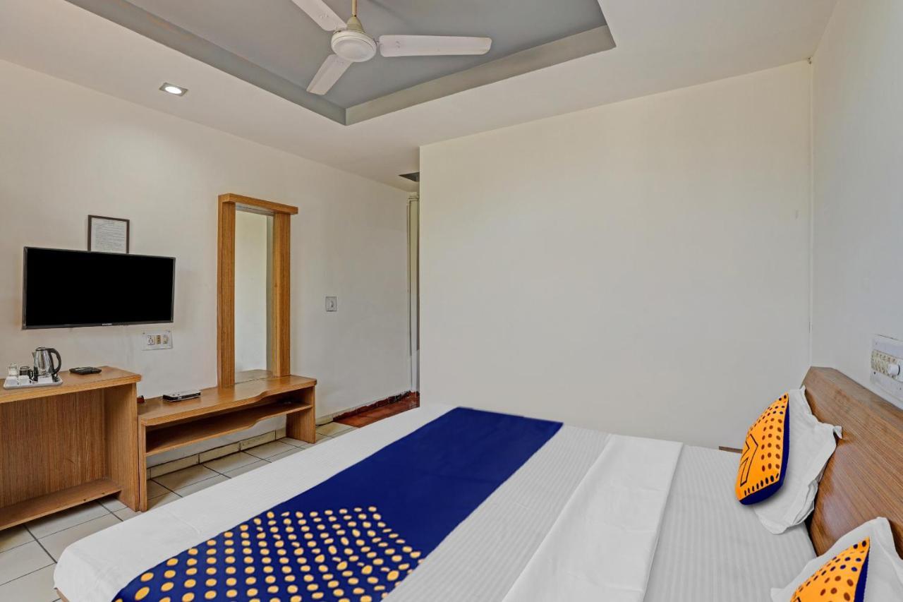 Oyo Flagship 80463 Hotel Mini Palace Вадодара Экстерьер фото